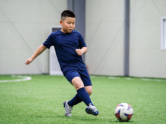 JPG 편집이미지 어린이 축구공 협력 실내 경기 소년 운동 축구 게임 킥 축구장 체육 연습 즐거움 인조잔디 의료성형뷰티 편집실사 AI인물포토 AI콘텐츠 남자 감정 스포츠 공 축구용품 스포츠시설 모션 놀이 건강 사람 잔디 내부 구기 CG 파일형식 AI포토 식물 스포츠용품 시설 오브젝트