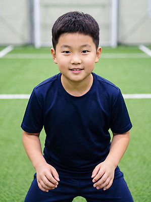 JPG 편집이미지 어린이 협력 실내 웃음 소년 잔디 축구 운동장 게임 축구장 연습 즐거움 의료성형뷰티 편집실사 AI인물포토 AI콘텐츠 식물 남자 감정 스포츠시설 놀이 표정 사람 내부 구기 공간 CG 파일형식 AI포토 스포츠 시설