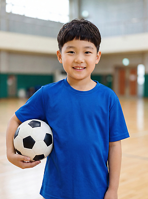 JPG 편집이미지 어린이 티셔츠 축구공 협력 실내 소년 운동 축구 경기장 운동장 연습 의료성형뷰티 편집실사 AI인물포토 AI콘텐츠 남자 셔츠 공 축구용품 스포츠시설 건강 사람 내부 구기 공간 CG 파일형식 AI포토 스포츠용품 스포츠 상의 시설 옷 오브젝트