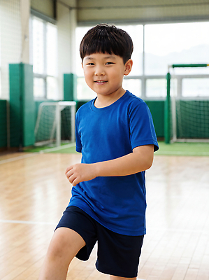 JPG 편집이미지 어린이 티셔츠 실내 건강 소년 달리기 운동 축구 운동장 의료성형뷰티 편집실사 AI인물포토 AI콘텐츠 남자 셔츠 스포츠시설 모션 사람 내부 구기 공간 CG 파일형식 AI포토 스포츠 상의 시설 옷