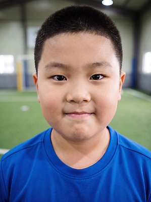 JPG 편집이미지 얼굴 어린이 포즈 놀이 실내 웃음 소년 운동 축구 축구장 즐거움 체육관 의료성형뷰티 편집실사 AI인물포토 AI콘텐츠 남자 감정 스포츠시설 표정 건강 사람 내부 신체부위 구기 CG 파일형식 AI포토 스포츠 시설