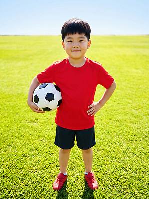 JPG 편집이미지 어린이 운동화 축구공 놀이 소년 초원 야외 운동 햇빛 축구 즐거움 빨간티셔츠 의료성형뷰티 편집실사 AI인물포토 AI콘텐츠 남자 감정 신발 공 축구용품 건강 사람 빛 구기 CG 파일형식 AI포토 스포츠용품 스포츠 오브젝트