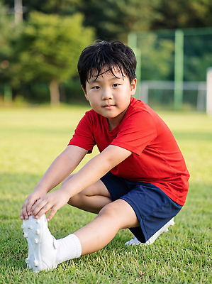 JPG 편집이미지 초등학생 어린이 신발 초등학교 소년 야외 여름 운동복 운동 축구 스트레칭 운동장 축구장 준비 의료성형뷰티 편집실사 AI인물포토 AI콘텐츠 학생 옷 계절 남자 스포츠시설 학교 건강 사람 구기 공간 CG 파일형식 AI포토 교육 스포츠 시설