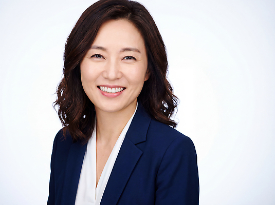 JPG 편집이미지 여자 CEO 직장 표정 미소 정장 비즈니스우먼 의료성형뷰티 스타일 편집실사 AI인물포토 AI콘텐츠 직업 옷 회사 비즈니스 사람 직장인 CG 파일형식 AI포토