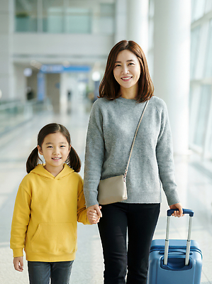 JPG 편집이미지 딸 어린이 해외여행 이동 가족 엄마 여러명 캐리어 손잡기 희망 공항 즐거움 외출 준비 설렘 의료성형뷰티 편집실사 AI인물포토 AI콘텐츠 해외 감정 여행 다수 컨셉 관계 교통시설 모션 사람 여행가방 CG 파일형식 AI포토 교통 가방 시설 잡화