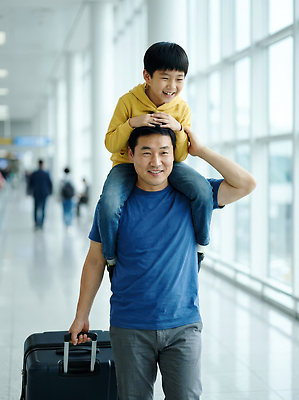 JPG 편집이미지 남자 감정 어린이 해외여행 가족 웃음 목마 아빠 공항 어깨 출발 설렘 짐가방 의료성형뷰티 편집실사 AI인물포토 AI콘텐츠 해외 여행 컨셉 가방 관계 교통시설 표정 사람 신체부위 CG 파일형식 AI포토 잡화 교통 시설