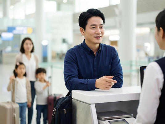 JPG 편집이미지 남자 어린이 해외여행 가방 가족 대화 여러명 기다림 공항 직원 서비스 출발 여권 설렘 체크인 의료성형뷰티 탑승수속 편집실사 AI인물포토 AI콘텐츠 해외 잡화 여행 다수 컨셉 관계 교통시설 모션 말하기 사람 CG 파일형식 AI포토 교통 시설