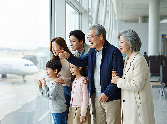 JPG 편집이미지 손 할아버지 할머니 창 어린이 해외여행 가족 비행기 함께함 대화 기쁨 공항 즐거움 친척 설렘 여행준비 의료성형뷰티 편집실사 AI인물포토 AI콘텐츠 해외 여자 노년 남자 감정 여행 컨셉 관계 항공교통 교통시설 대중교통 말하기 사람 신체부위 CG 준비 파일형식 AI포토 교통수단 교통 모션 성인 시설