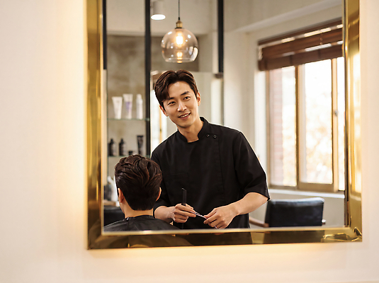 JPG 편집이미지 헤어스타일 남자 의자 실내 거울 미용실 미용사 이발 고객 서비스 의료성형뷰티 편집실사 AI인물포토 AI콘텐츠 직업 가구 사람 내부 뷰티샵 CG 파일형식 AI포토 생활용품 상점 오브젝트