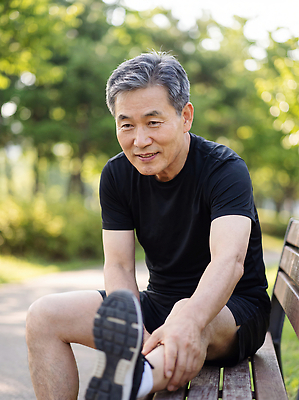 JPG 나무 편집이미지 공원 할아버지 남자 벤치 아침 휴식 초원 여름 운동복 달리기 운동 햇빛 즐거움 발목 러닝 의료성형뷰티 액티브시니어 편집실사 AI인물포토 AI콘텐츠 주간 식물 옷 계절 공공시설 노년 감정 컨셉 의자 모션 발 건강 사람 실버라이프 빛 CG 파일형식 AI포토 자연요소 라이프스타일 가구 성인 신체부위 시설 생활용품 생활 오브젝트