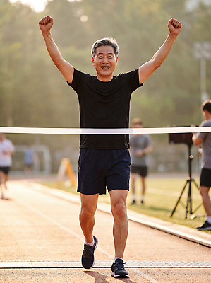 JPG 편집이미지 할아버지 남자 스포츠 운동선수 달리기 운동 기쁨 우승 군중 트랙 체육대회 결승선 러닝 오후 의료성형뷰티 액티브시니어 편집실사 AI인물포토 AI콘텐츠 노년 감정 모션 건강 사람 실버라이프 최고 체육 CG 대회 파일형식 AI포토 라이프스타일 성인 생활