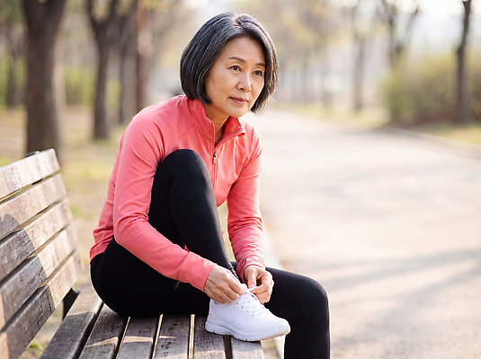 JPG 나무 편집이미지 공원 여자 할머니 중년 운동화 신발 벤치 자연 앉기 운동복 운동 햇빛 끈 준비 러닝 의료성형뷰티 액티브시니어 편집실사 AI인물포토 AI콘텐츠 식물 옷 공공시설 노년 의자 모션 건강 사람 성인 실버라이프 빛 CG 생태계 파일형식 AI포토 라이프스타일 가구 시설 생활용품 생활 오브젝트