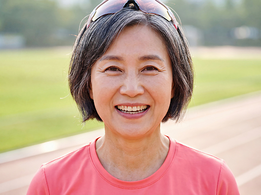 JPG 편집이미지 여자 할머니 중년 포즈 티셔츠 아침 웃음 잔디 선글라스 달리기 운동 운동장 체육 트랙 러닝 밝은색 의료성형뷰티 액티브시니어 편집실사 AI인물포토 AI콘텐츠 주간 식물 노년 안경 셔츠 스포츠시설 모션 표정 건강 사람 성인 실버라이프 공간 CG 파일형식 AI포토 자연요소 라이프스타일 잡화 스포츠 상의 시설 옷 생활