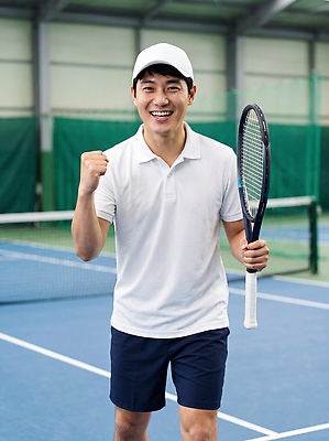 JPG 편집이미지 남자 유니폼 실내 사람 경기 운동 기쁨 라켓 우승 테니스장 테니스선수 의료성형뷰티 편집실사 AI인물포토 AI콘텐츠 옷 감정 스포츠용품 스포츠 스포츠시설 운동선수 건강 내부 테니스 최고 CG 파일형식 AI포토 구기 오브젝트 시설