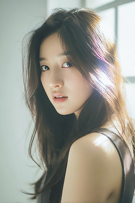 JPG 편집이미지 여자 아시아 얼굴 포즈 창문 반짝임 뷰티 머리카락 방 뷰티풀 의료성형뷰티 스타일 편집실사 AI인물포토 AI콘텐츠 나라 모션 사람 신체부위 머리 CG 파일형식 AI포토