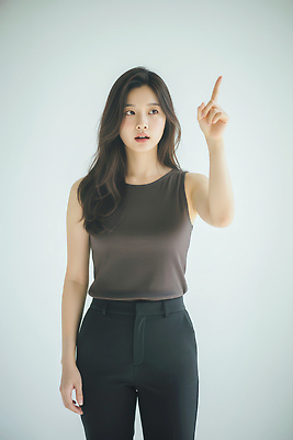 JPG 모델 편집이미지 여자 포즈 상의 바지 손가락 표정 밝음 가리킴 뷰티풀 의료성형뷰티 편집실사 AI인물포토 AI콘텐츠 손 옷 하의 사람 손짓 CG 파일형식 AI포토 모션 신체부위