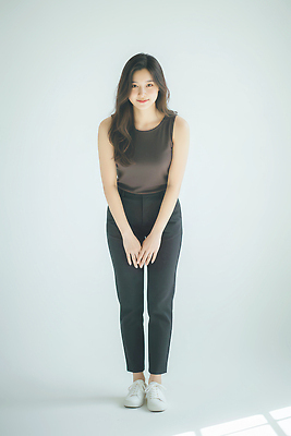 JPG 모델 편집이미지 옷 여자 포즈 스튜디오 서기 미소 인사 뷰티풀 의료성형뷰티 편집실사 AI인물포토 AI콘텐츠 모션 표정 사람 예절 CG 파일형식 AI포토
