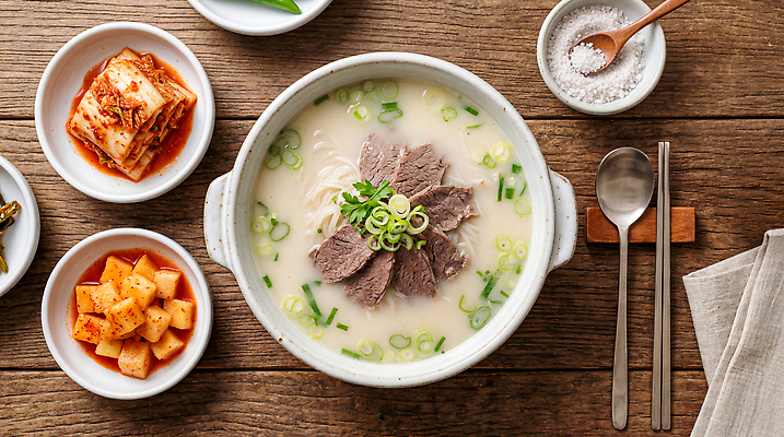 JPG 편집이미지 식탁 반찬 김치 한국 육류 요리 식사 깍두기 소금 파 육수 설렁탕 편집실사 AI포토 AI콘텐츠 아시아 한식 음식 채소 식재료 탁자 CG 탕 파일형식 나라 가구 생활용품 오브젝트