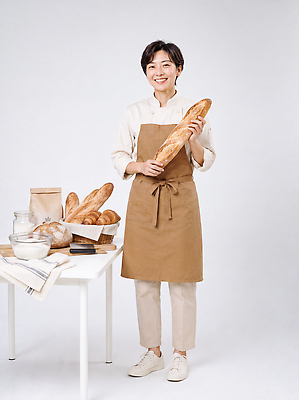JPG 편집이미지 손 여자 빵 재료 탁자 요리 웃음 앞치마 바게트 밀가루 제빵 제빵사 의료성형뷰티 편집실사 AI인물포토 AI콘텐츠 직업 음식 가구 표정 사람 신체부위 제과제빵 가루 CG 파일형식 AI포토 생활용품 오브젝트