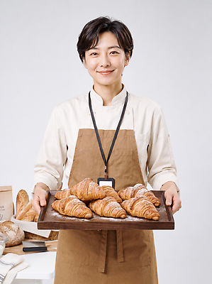 JPG 편집이미지 여자 빵 아침 쟁반 미소 앞치마 빵집 크루아상 바쁨 홈베이킹 제빵 제빵사 의료성형뷰티 편집실사 AI인물포토 AI콘텐츠 주간 직업 음식 표정 사람 제과제빵 상점 CG 파일형식 AI포토 자연요소
