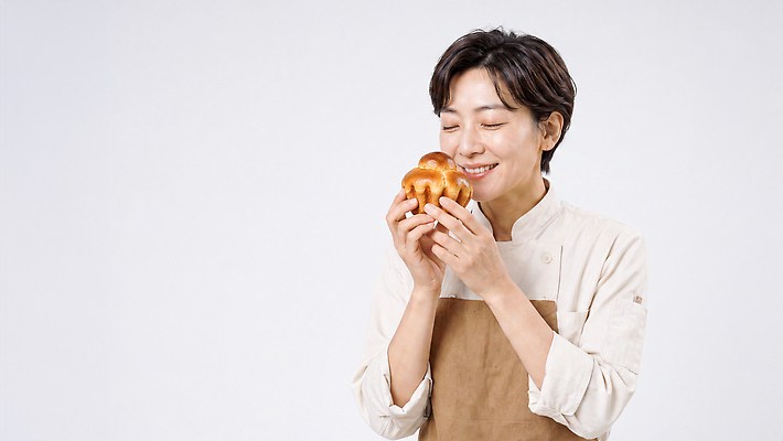 JPG 편집이미지 여자 행복 빵 재료 디저트 표정 요리 미소 앞치마 즐거움 제빵 제빵사 의료성형뷰티 편집실사 AI인물포토 AI콘텐츠 직업 감정 음식 사람 제과제빵 CG 파일형식 AI포토