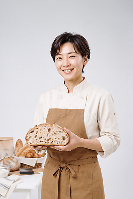 JPG 편집이미지 여자 빵 재료 요리 웃음 앞치마 빵집 밀가루 제빵 제빵사 의료성형뷰티 편집실사 AI인물포토 AI콘텐츠 직업 음식 표정 사람 제과제빵 상점 가루 CG 파일형식 AI포토