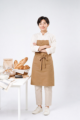 JPG 편집이미지 여자 빵 재료 탁자 바구니 요리사 앞치마 기구 반죽 제빵 손질 제빵사 의료성형뷰티 편집실사 AI인물포토 AI콘텐츠 직업 음식 가구 사람 제과제빵 CG 파일형식 AI포토 생활용품 오브젝트