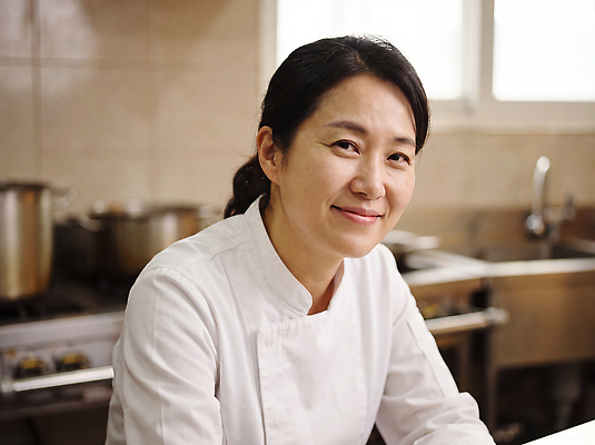JPG 편집이미지 여자 음식 재료 주방용품 요리 웃음 주방 레스토랑 주방장 조리복 레시피 전문 의료성형뷰티 편집실사 AI인물포토 AI콘텐츠 생활용품 유니폼 표정 사람 식당 요리사 CG 파일형식 AI포토 직업 옷 상점 오브젝트