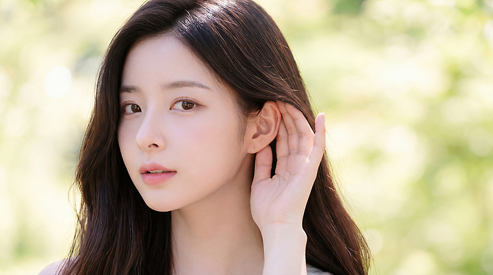 JPG 편집이미지 손 여자 자연 야외 햇빛 맑음 소리 듣기 귀 뷰티풀 의료성형뷰티 편집실사 AI인물포토 AI콘텐츠 모션 날씨 사람 신체부위 빛 CG 생태계 파일형식 AI포토