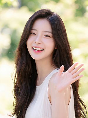 JPG 식물 편집이미지 손 여자 행복 자연 표정 미소 캐주얼 햇빛 뷰티풀 의료성형뷰티 스타일 편집실사 AI인물포토 AI콘텐츠 옷 감정 사람 신체부위 빛 CG 생태계 파일형식 AI포토