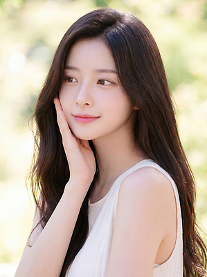 JPG 편집이미지 손 여자 얼굴 자연 표정 미소 여름 햇빛 뷰티풀 의료성형뷰티 스타일 외모 편집실사 AI인물포토 AI콘텐츠 계절 사람 신체부위 빛 CG 생태계 파일형식 AI포토