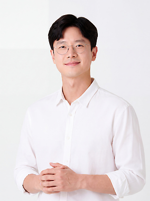 JPG 모델 편집이미지 남자 포즈 셔츠 스튜디오 미소 흰색 사진관 의료성형뷰티 스타일 편집실사 AI인물포토 AI콘텐츠 컬러 상의 표정 사람 CG 파일형식 AI포토 옷