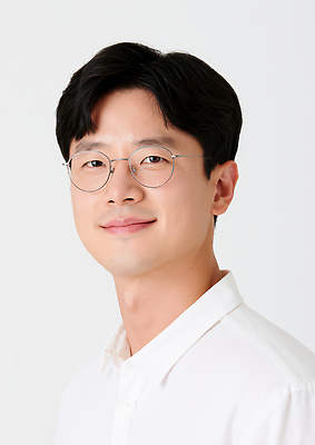 JPG 모델 편집이미지 남자 안경 포즈 표정 미소 웃음 흰색 의료성형뷰티 편집실사 AI인물포토 AI콘텐츠 잡화 컬러 사람 CG 파일형식 AI포토