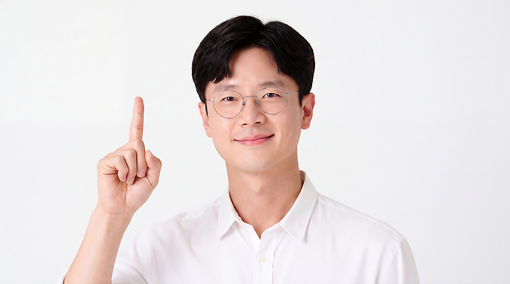 JPG 편집이미지 남자 포즈 미소 웃음 근접촬영 기쁨 흰색 의사소통 의료성형뷰티 편집실사 AI인물포토 AI콘텐츠 감정 뷰포인트 컬러 표정 사람 CG 파일형식 AI포토