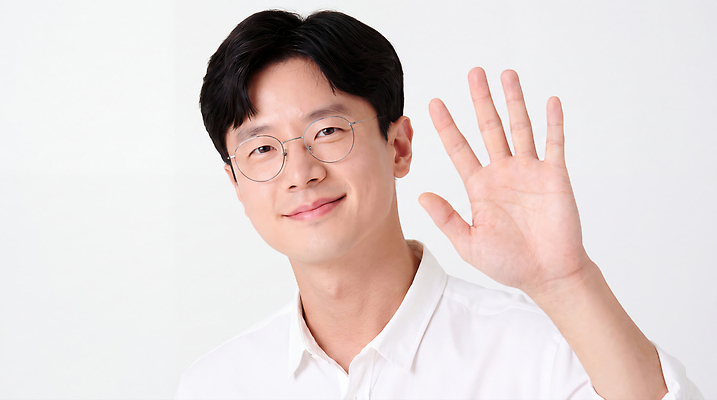 JPG 편집이미지 남자 안경 셔츠 표정 웃음 일상 흰색 인사 의료성형뷰티 편집실사 AI인물포토 AI콘텐츠 잡화 컬러 상의 사람 라이프 예절 CG 파일형식 AI포토 옷 생활
