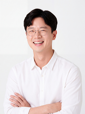 JPG 편집이미지 남자 셔츠 스튜디오 표정 웃음 머리 촬영 흰색 의료성형뷰티 편집실사 AI인물포토 AI콘텐츠 컬러 상의 사람 신체부위 CG 파일형식 AI포토 옷