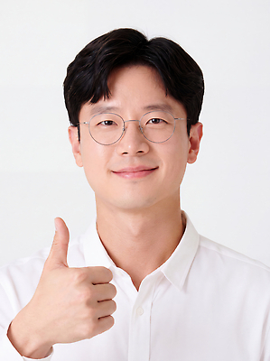 JPG 편집이미지 남자 포즈 웃음 엄지손가락 흰색 긍정 의사소통 의료성형뷰티 편집실사 AI인물포토 AI콘텐츠 컬러 컨셉 손가락 표정 사람 CG 파일형식 AI포토 손 신체부위
