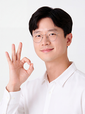 JPG 편집이미지 남자 포즈 셔츠 표정 미소 손짓 흰색 OK 의료성형뷰티 편집실사 AI인물포토 AI콘텐츠 컬러 상의 모션 사람 CG 파일형식 AI포토 옷
