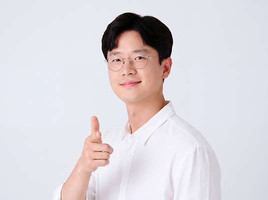 JPG 편집이미지 남자 안경 포즈 장신구 표정 미소 촬영 엄지손가락 흰색 검은머리 의료성형뷰티 편집실사 AI인물포토 AI콘텐츠 헤어스타일 잡화 컬러 손가락 사람 CG 파일형식 AI포토 손 신체부위