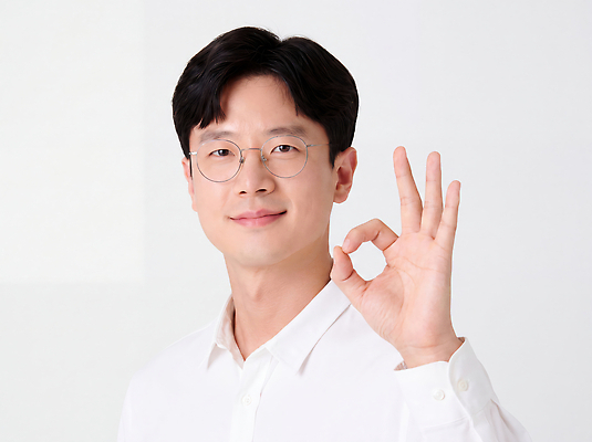 JPG 편집이미지 남자 포즈 셔츠 밝음 웃음 손짓 흰색 OK 의료성형뷰티 편집실사 AI인물포토 AI콘텐츠 컬러 상의 모션 표정 사람 CG 파일형식 AI포토 옷
