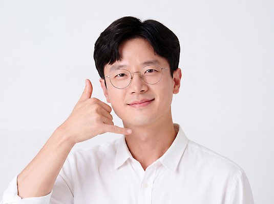 JPG 편집이미지 남자 대화 웃음 손짓 흰색 통화 의료성형뷰티 편집실사 AI인물포토 AI콘텐츠 컬러 모션 표정 말하기 사람 CG 파일형식 AI포토