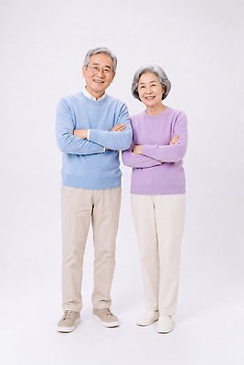 JPG 편집이미지 응시 옷 여자 노년 남자 가족 함께함 서기 미소 웃음 팔짱 노부부 편안함 의료성형뷰티 편집실사 AI인물포토 AI콘텐츠 부부 시선 컨셉 관계 모션 표정 사람 성인 감각 CG 파일형식 AI포토 커플