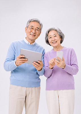 JPG 편집이미지 여자 할아버지 노년 남자 할머니 가족 기술 표정 대화 웃음 스마트폰 태블릿 노부부 기계 의료성형뷰티 편집실사 AI인물포토 AI콘텐츠 부부 관계 말하기 사람 성인 전자제품 핸드폰 스마트기기 CG 파일형식 AI포토 커플 모션