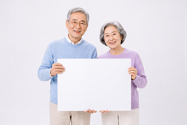 JPG 편집이미지 커플 여자 노년 남자 행복 종이 가족 사랑 웃음 노부부 팻말 인연 의료성형뷰티 편집실사 AI인물포토 AI콘텐츠 부부 감정 관계 프레임 표정 사람 성인 CG 파일형식 AI포토