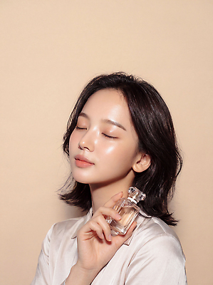 JPG 편집이미지 여자 포즈 실내 표정 뷰티 상품 집중 피부 향수 의료성형뷰티 스타일 편집실사 AI인물포토 AI콘텐츠 컨셉 사람 내부 신체부위 화장품 CG 파일형식 AI포토