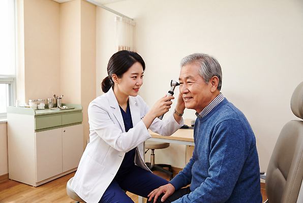 JPG 편집이미지 여자 노년 남자 의학 건강 병원 치료 진료 환자 의사 도구 검사 상담 이명 이비인후과 전문 진료실 의료성형뷰티 편집실사 AI인물포토 AI콘텐츠 사람 성인 의료진 CG 파일형식 AI포토 직업