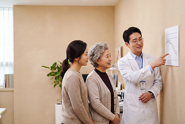 JPG 편집이미지 여자 노년 남자 의학 건강 병원 대화 설명 치료 진료 환자 의사 정보 계획 상담 방문 이명 이비인후과 의료성형뷰티 편집실사 AI인물포토 AI콘텐츠 컨셉 모션 말하기 사람 성인 의료진 CG 파일형식 AI포토 직업