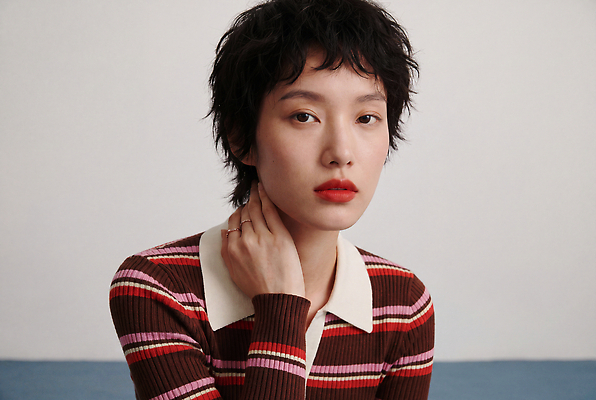 JPG 모델 편집이미지 헤어스타일 여자 패션 포즈 실내 표정 뷰티 촬영 줄무늬 스웨터 복고 의료성형뷰티 스타일 편집실사 AI인물포토 AI콘텐츠 상의 무늬 사람 내부 CG 파일형식 AI포토 옷