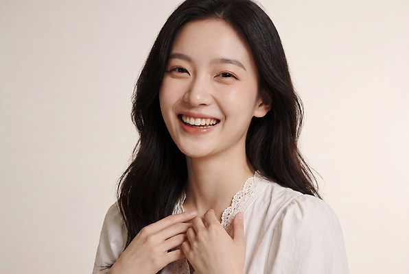 JPG 편집이미지 옷 여자 행복 포즈 모션 자연 실내 미소 웃음 치마 블라우스 의료성형뷰티 편집실사 AI인물포토 AI콘텐츠 감정 상의 하의 표정 사람 내부 CG 생태계 파일형식 AI포토
