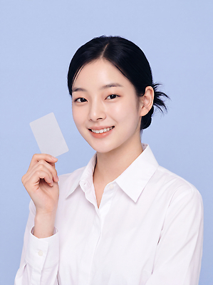 JPG 편집이미지 여자 포즈 표정 미소 파란배경 자산관리 단정 의료성형뷰티 편집실사 AI인물포토 AI콘텐츠 컨셉 사람 경제 파란색 CG 파일형식 AI포토 컬러